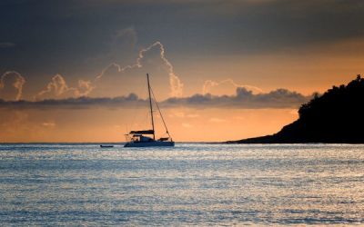catamaran Ulysse au mouillage, coucher de soleil